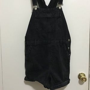 BLACK DENIM OVERALL SHORTS